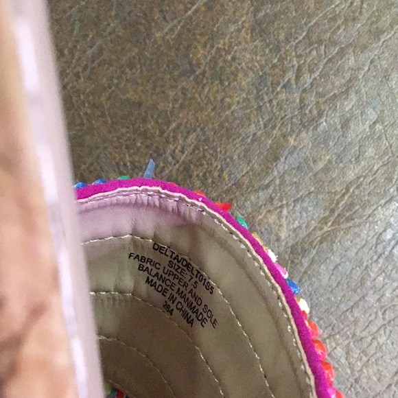 NIB BETSEY JOHNSON SZ 7.5 SANDALS - Picture 5 of 5